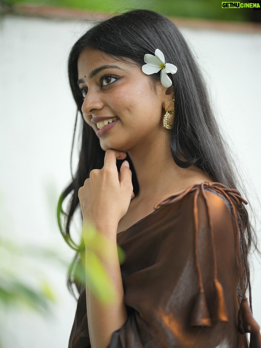 Sanjana - 82.7K Likes - 🤎✨

Outfit : @dresscape_ 🤎🫶🏻

Photography : @prasami_photography ✨

#brown #sareepost