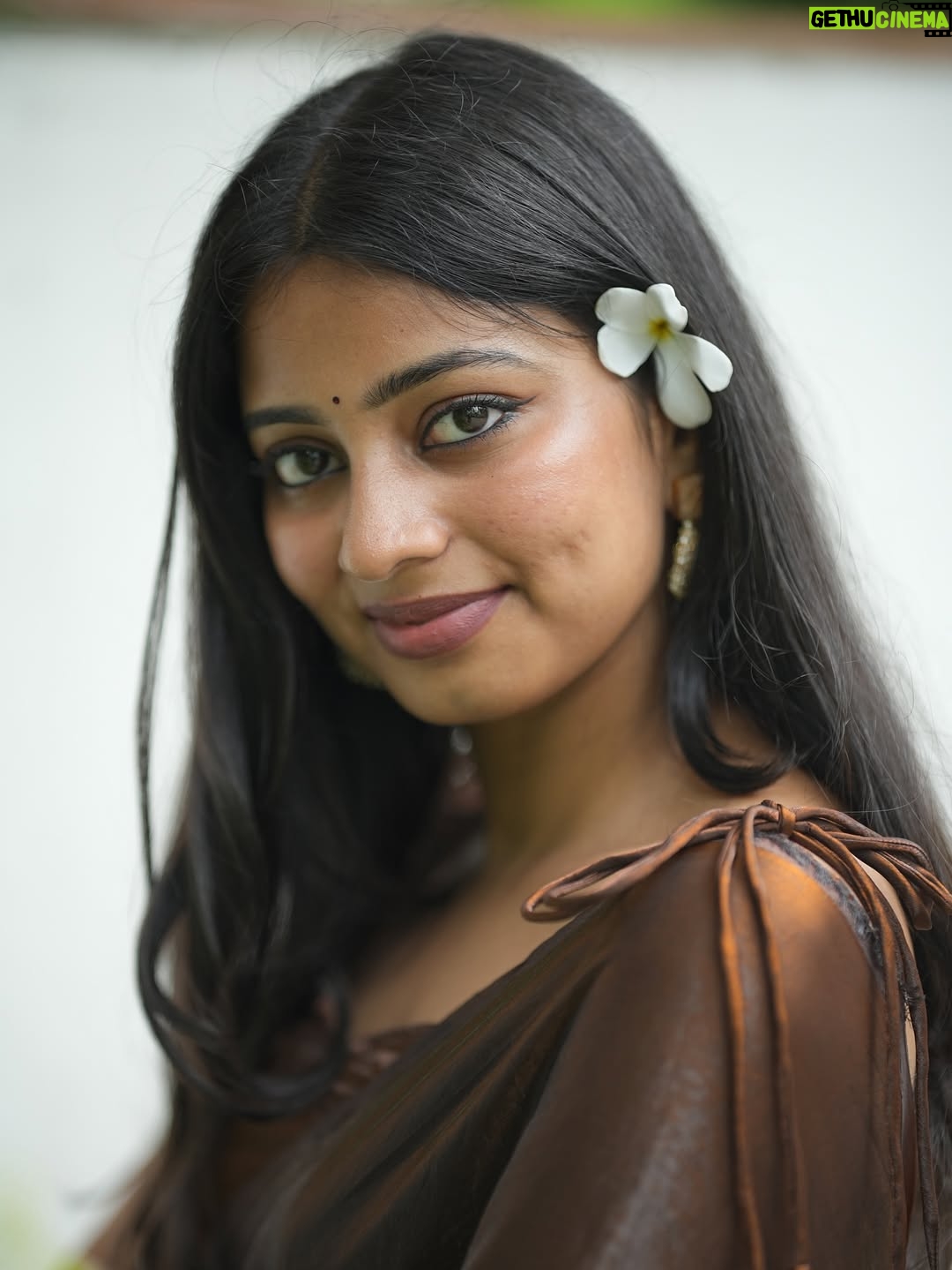 Sanjana - 82.7K Likes - 🤎✨

Outfit : @dresscape_ 🤎🫶🏻

Photography : @prasami_photography ✨

#brown #sareepost