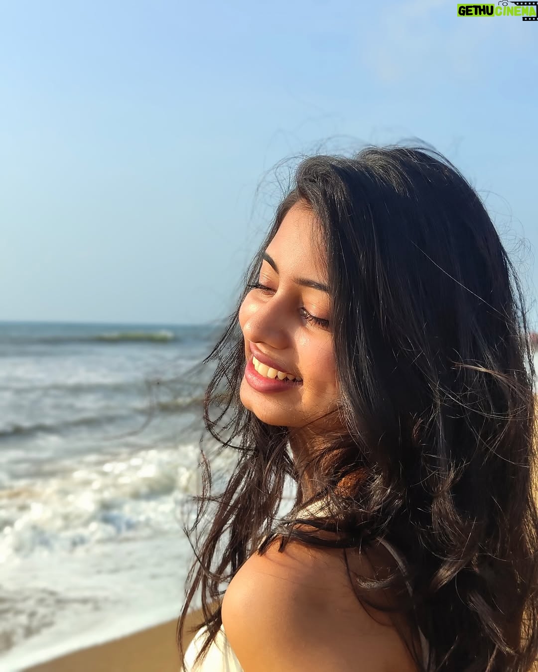 Sanjana - 54K Likes - I’m getting some beach therapy 🌝🌼

#beach #beachdays #instafit