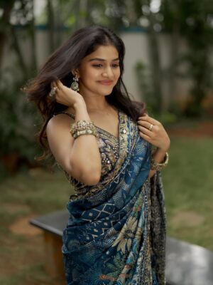Sanjana Anand Instagram - Mood : Gratitude ❤️🥹

.
.
Team✨
Pc : @luckycinematographyofficial 
Wearing : @samyakksarees 
Jewelry : @thespatika