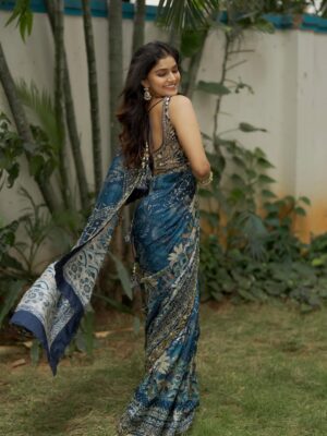 Sanjana Anand Instagram - Mood : Gratitude ❤️🥹

.
.
Team✨
Pc : @luckycinematographyofficial 
Wearing : @samyakksarees 
Jewelry : @thespatika