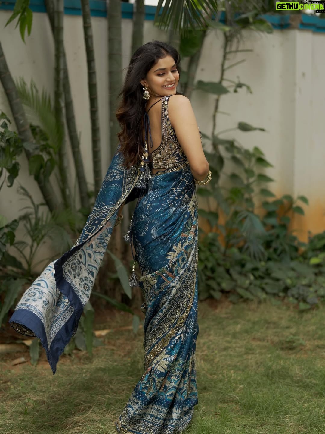 Sanjana Anand - 127.3K Likes - Mood : Gratitude ❤️🥹

.
.
Team✨
Pc : @luckycinematographyofficial 
Wearing : @samyakksarees 
Jewelry : @thespatika