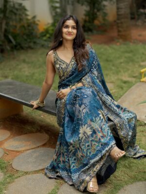 Sanjana Anand Instagram - Mood : Gratitude ❤️🥹

.
.
Team✨
Pc : @luckycinematographyofficial 
Wearing : @samyakksarees 
Jewelry : @thespatika