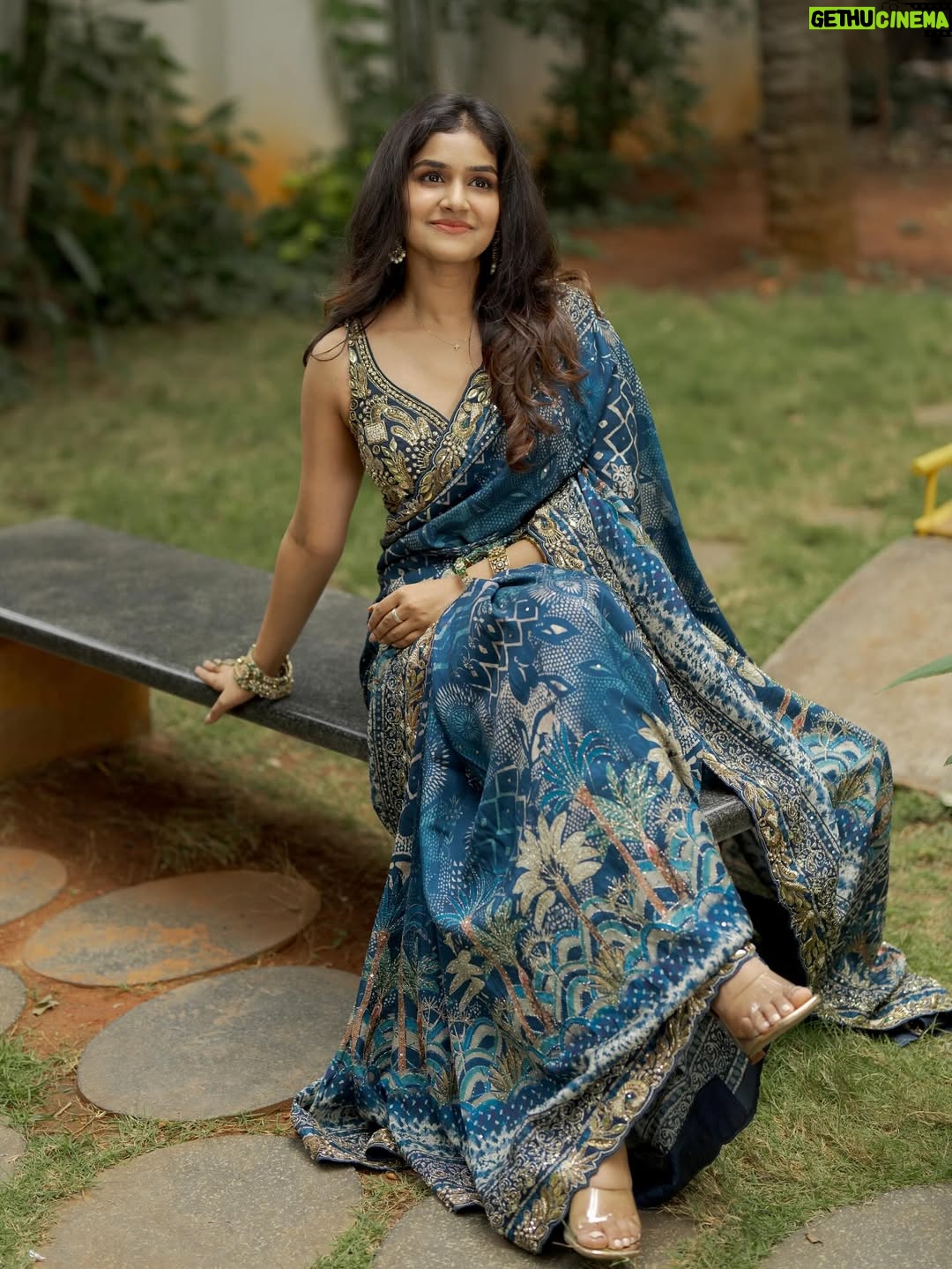 Sanjana Anand - 127.3K Likes - Mood : Gratitude ❤️🥹

.
.
Team✨
Pc : @luckycinematographyofficial 
Wearing : @samyakksarees 
Jewelry : @thespatika