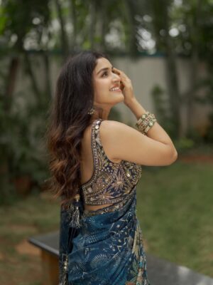 Sanjana Anand Instagram - Mood : Gratitude ❤️🥹

.
.
Team✨
Pc : @luckycinematographyofficial 
Wearing : @samyakksarees 
Jewelry : @thespatika