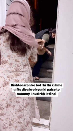 Sanjana Jagga Instagram - Bezzti krwa dii rishtedaaron k aage…baaaadtmeej😌
Wse meri mmy n bhi sb paise rkh liye yar🥲
Hi beta @shagun_mahajan05
•
•
•
#sanjanajagga #sanjanajagga30 #rishteydaar