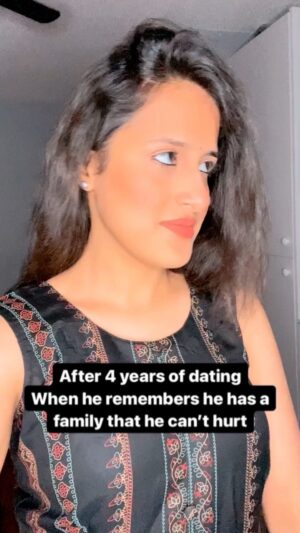 Sanjana Jagga Instagram - अज़ीब प्रथा है ना😏
Girls k pass bhi dil hai🙂
#relatable #sanjanajagga