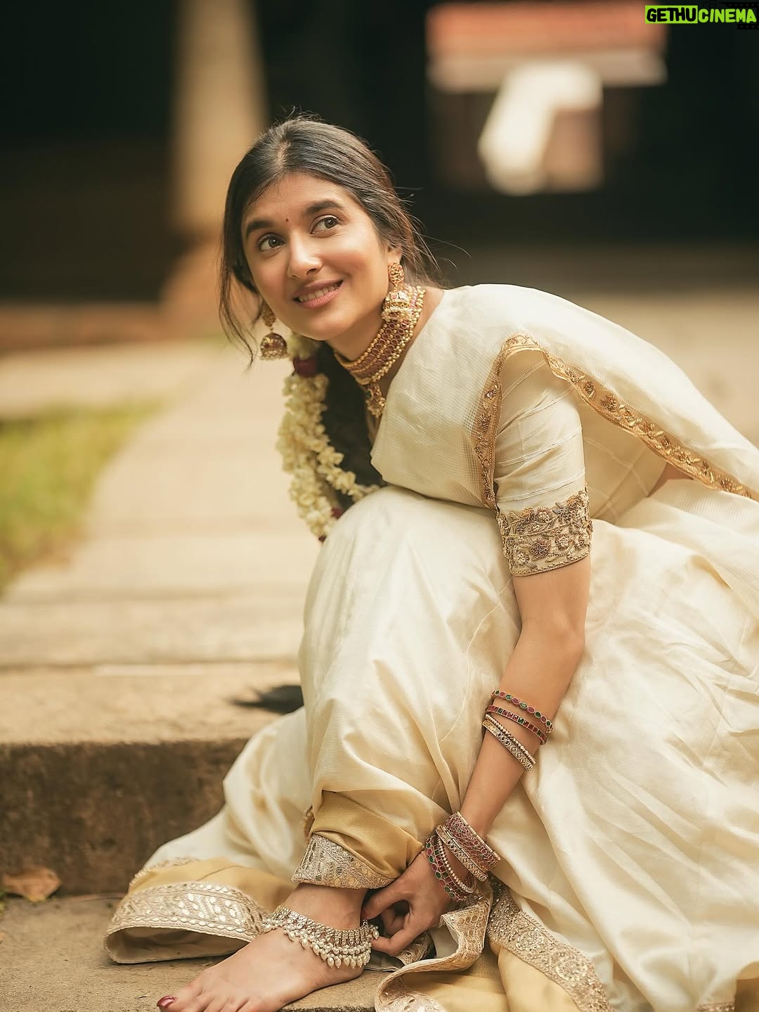 Sanjana Sarathy - 43.2K Likes - A little throwback to one of my fave shoots 💫
Also, Happy onam kuttans 💛🌻
.
.
Shot by @prasami_photography 
Styled by @indu_ig 
Makeup @deepz_beautyjourney 
Hairdo @mahi_hairstyliz 
Wearing @yaradesigners
Jewlery : @aaranyarentaljewellery 
.
.
.
.
#onamvibes #onamshoot #happyonam #saree#shoot