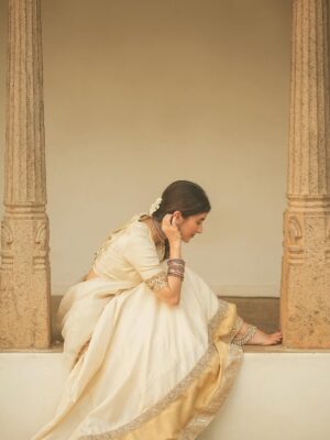 Sanjana Sarathy Instagram - A little throwback to one of my fave shoots 💫
Also, Happy onam kuttans 💛🌻
.
.
Shot by @prasami_photography 
Styled by @indu_ig 
Makeup @deepz_beautyjourney 
Hairdo @mahi_hairstyliz 
Wearing @yaradesigners
Jewlery : @aaranyarentaljewellery 
.
.
.
.
#onamvibes #onamshoot #happyonam #saree#shoot
