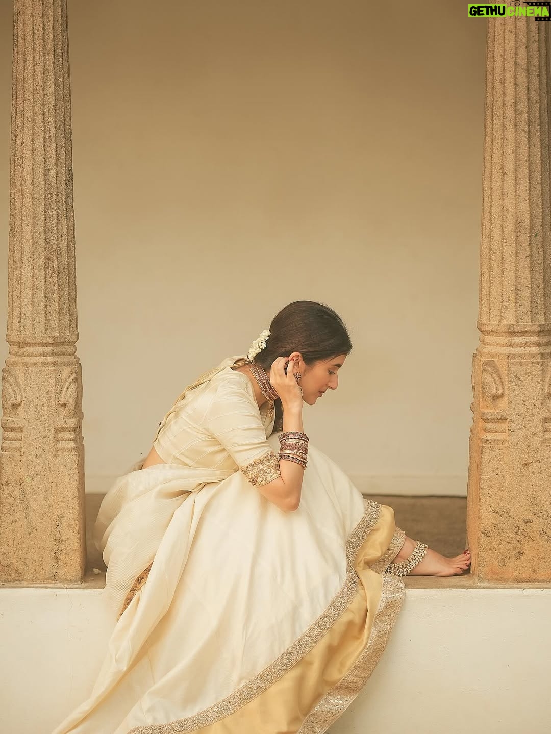 Sanjana Sarathy - 43.2K Likes - A little throwback to one of my fave shoots 💫
Also, Happy onam kuttans 💛🌻
.
.
Shot by @prasami_photography 
Styled by @indu_ig 
Makeup @deepz_beautyjourney 
Hairdo @mahi_hairstyliz 
Wearing @yaradesigners
Jewlery : @aaranyarentaljewellery 
.
.
.
.
#onamvibes #onamshoot #happyonam #saree#shoot