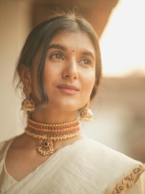 Sanjana Sarathy Instagram - A little throwback to one of my fave shoots 💫
Also, Happy onam kuttans 💛🌻
.
.
Shot by @prasami_photography 
Styled by @indu_ig 
Makeup @deepz_beautyjourney 
Hairdo @mahi_hairstyliz 
Wearing @yaradesigners
Jewlery : @aaranyarentaljewellery 
.
.
.
.
#onamvibes #onamshoot #happyonam #saree#shoot