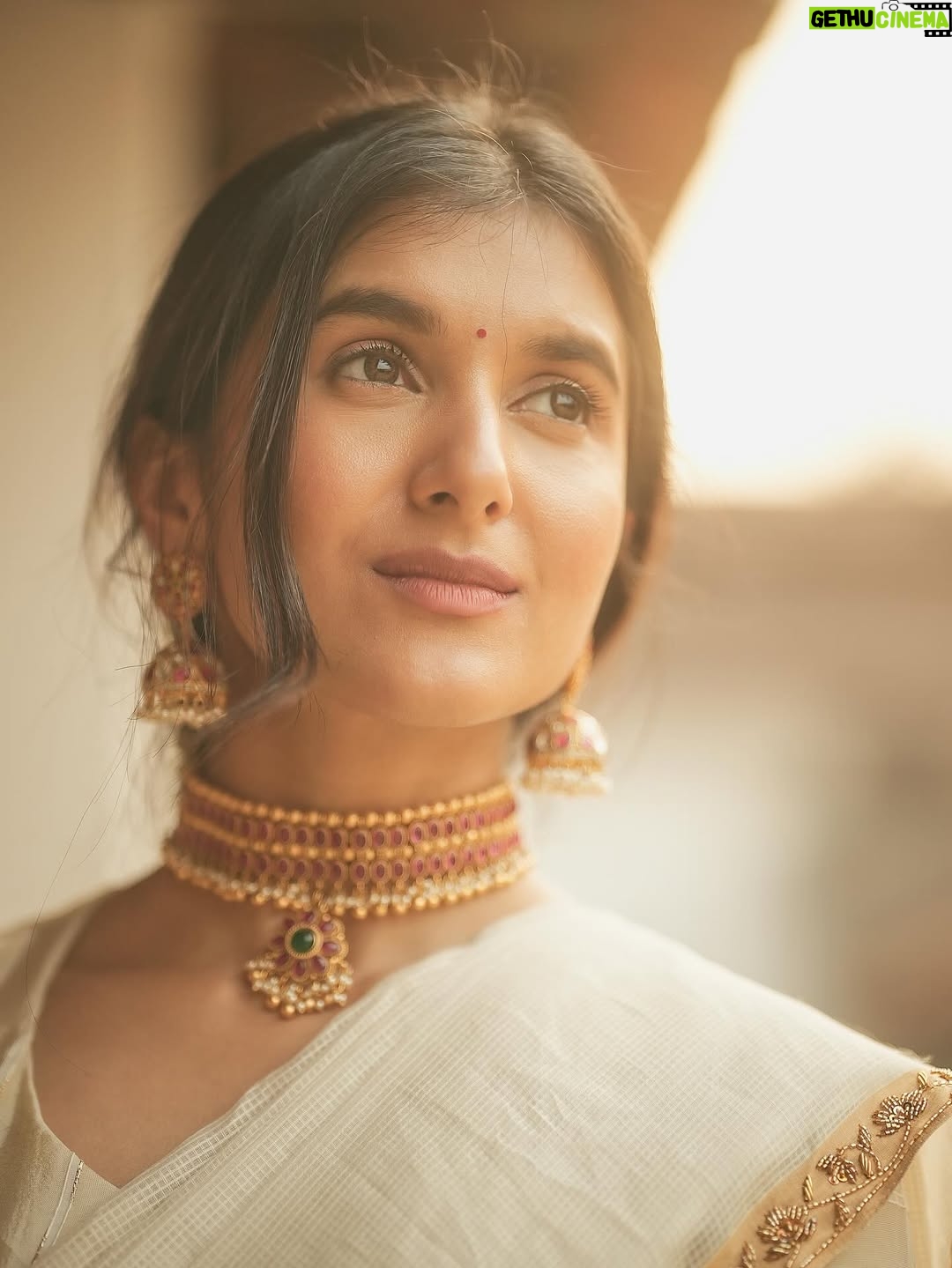 Sanjana Sarathy - 43.2K Likes - A little throwback to one of my fave shoots 💫
Also, Happy onam kuttans 💛🌻
.
.
Shot by @prasami_photography 
Styled by @indu_ig 
Makeup @deepz_beautyjourney 
Hairdo @mahi_hairstyliz 
Wearing @yaradesigners
Jewlery : @aaranyarentaljewellery 
.
.
.
.
#onamvibes #onamshoot #happyonam #saree#shoot