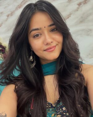 Sanskriti Singh Instagram - Jhumkas and bindis make it all pretty šŖ·šŖ¬