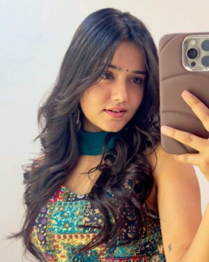 Sanskriti Singh Instagram - Jhumkas and bindis make it all pretty šŖ·šŖ¬