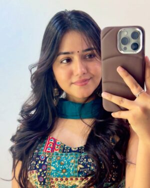 Sanskriti Singh Instagram - Jhumkas and bindis make it all pretty šŖ·šŖ¬
