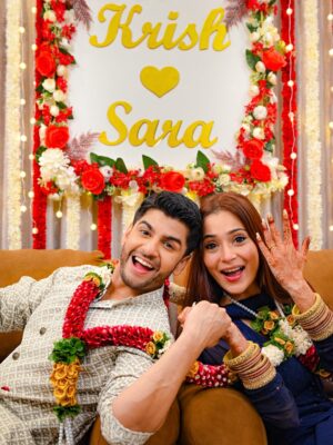 Sara Khan Instagram - Woh Dua si lagi, Main mannat ban gaya,
Do duniyaan thi alag, par Pyaar ek ban gaya. ❤️
#KriSa
#SarakaKrish
#Madeinloveindia
#Brandedwithlove
#Modernlovestory