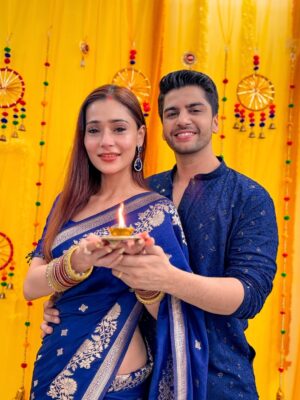 Sara Khan Instagram - First Diwali as his forever—one diya, two dil, endless duaas. ✨🪔
HAPPY DIWALI from US to YOU ❤️
#krisa
#firstdiwalitogether