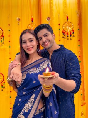 Sara Khan Instagram - First Diwali as his forever—one diya, two dil, endless duaas. ✨🪔
HAPPY DIWALI from US to YOU ❤️
#krisa
#firstdiwalitogether