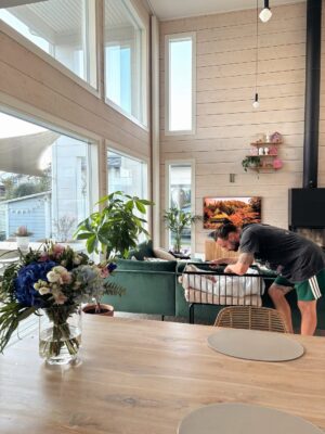 Sara Parikka Instagram - Life lately.. ☝🏼🍂🧡 vastasyntynyt vauva, innokkaat siskot, syksyn ekat viileät päivät, lohileivät ja voisilmäpullat.. takan lämmitys, lautapelejä, ihania läheisiä, kauniita viestejä, upeita kukkia ja valtaisa onni 🥹🙏🏼✨