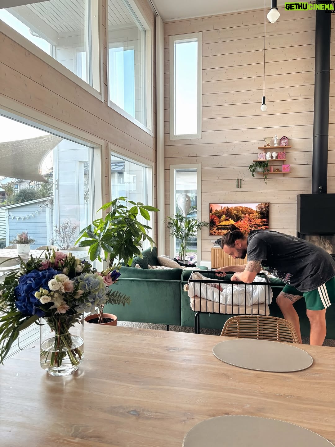 Sara Parikka - 54.2K Likes - Life lately.. ☝🏼🍂🧡 vastasyntynyt vauva, innokkaat siskot, syksyn ekat viileät päivät, lohileivät ja voisilmäpullat.. takan lämmitys, lautapelejä, ihania läheisiä, kauniita viestejä, upeita kukkia ja valtaisa onni 🥹🙏🏼✨