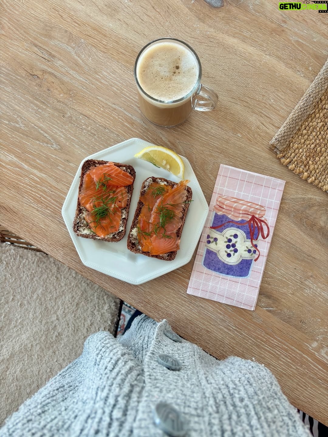 Sara Parikka - 54.2K Likes - Life lately.. ☝🏼🍂🧡 vastasyntynyt vauva, innokkaat siskot, syksyn ekat viileät päivät, lohileivät ja voisilmäpullat.. takan lämmitys, lautapelejä, ihania läheisiä, kauniita viestejä, upeita kukkia ja valtaisa onni 🥹🙏🏼✨
