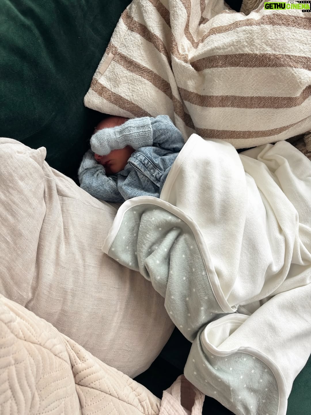 Sara Parikka - 54.2K Likes - Life lately.. ☝🏼🍂🧡 vastasyntynyt vauva, innokkaat siskot, syksyn ekat viileät päivät, lohileivät ja voisilmäpullat.. takan lämmitys, lautapelejä, ihania läheisiä, kauniita viestejä, upeita kukkia ja valtaisa onni 🥹🙏🏼✨