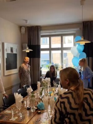 Sara Parikka Instagram - ..viikko sitten sain pysähtyä 24h sen äärelle, että meille tulee vauva 🥹 kun juhlittiin mun baby showereita 💘 mulla ei oo yhtä tiivistä kaveriporukkaa ja oon vähän arkaillut isompien juhlien pitämistä. Tuntuu, että viime vuosina oon löytänyt ympärille ne tyypit joiden kanssa on hyvä olla just sellaisena kun oon 💕🙏🏼 ja oli ihanaa kun kaikki pääsi tapaamaan toisensa! 
Maailman isoin kiitos @kuutis @saana_nilsson kun puskitte mua ja järkkäsitte kaiken. Tuun muistamaan tuon vuorokauden aina 😭💘