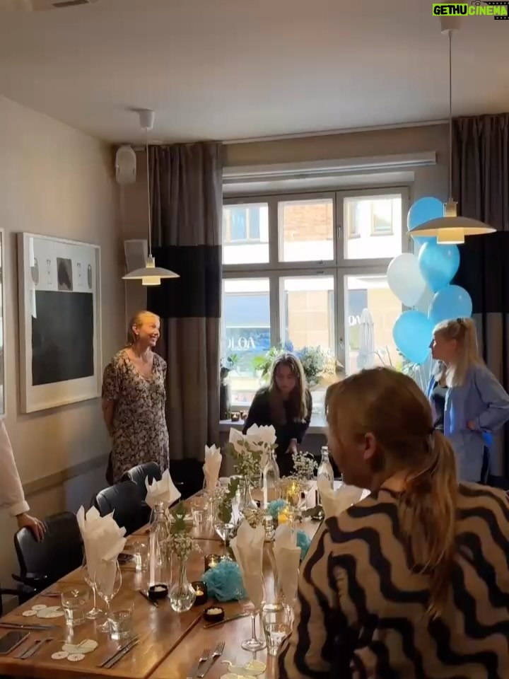 Sara Parikka - 14.7K Likes - ..viikko sitten sain pysähtyä 24h sen äärelle, että meille tulee vauva 🥹 kun juhlittiin mun baby showereita 💘 mulla ei oo yhtä tiivistä kaveriporukkaa ja oon vähän arkaillut isompien juhlien pitämistä. Tuntuu, että viime vuosina oon löytänyt ympärille ne tyypit joiden kanssa on hyvä olla just sellaisena kun oon 💕🙏🏼 ja oli ihanaa kun kaikki pääsi tapaamaan toisensa! 
Maailman isoin kiitos @kuutis @saana_nilsson kun puskitte mua ja järkkäsitte kaiken. Tuun muistamaan tuon vuorokauden aina 😭💘