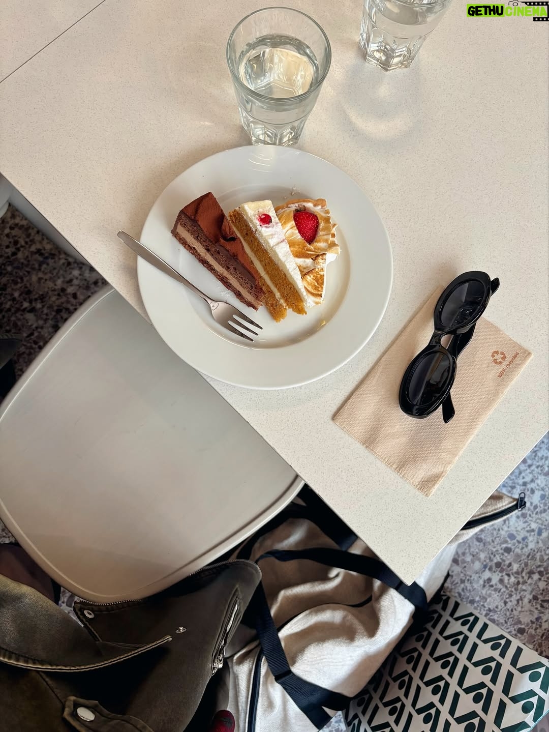 Sara Parikka - 14.7K Likes - ..viikko sitten sain pysähtyä 24h sen äärelle, että meille tulee vauva 🥹 kun juhlittiin mun baby showereita 💘 mulla ei oo yhtä tiivistä kaveriporukkaa ja oon vähän arkaillut isompien juhlien pitämistä. Tuntuu, että viime vuosina oon löytänyt ympärille ne tyypit joiden kanssa on hyvä olla just sellaisena kun oon 💕🙏🏼 ja oli ihanaa kun kaikki pääsi tapaamaan toisensa! 
Maailman isoin kiitos @kuutis @saana_nilsson kun puskitte mua ja järkkäsitte kaiken. Tuun muistamaan tuon vuorokauden aina 😭💘