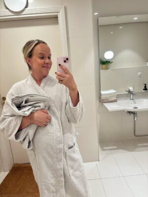Sara Parikka Instagram - ..viikko sitten sain pysähtyä 24h sen äärelle, että meille tulee vauva 🥹 kun juhlittiin mun baby showereita 💘 mulla ei oo yhtä tiivistä kaveriporukkaa ja oon vähän arkaillut isompien juhlien pitämistä. Tuntuu, että viime vuosina oon löytänyt ympärille ne tyypit joiden kanssa on hyvä olla just sellaisena kun oon 💕🙏🏼 ja oli ihanaa kun kaikki pääsi tapaamaan toisensa! 
Maailman isoin kiitos @kuutis @saana_nilsson kun puskitte mua ja järkkäsitte kaiken. Tuun muistamaan tuon vuorokauden aina 😭💘