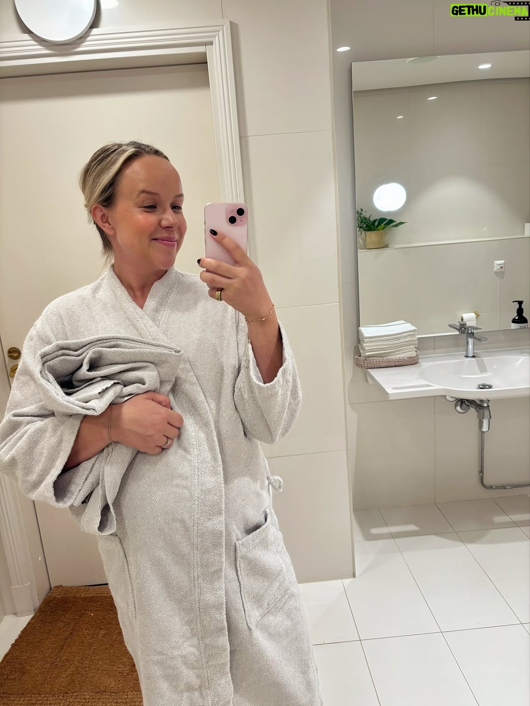 Sara Parikka - 14.7K Likes - ..viikko sitten sain pysähtyä 24h sen äärelle, että meille tulee vauva 🥹 kun juhlittiin mun baby showereita 💘 mulla ei oo yhtä tiivistä kaveriporukkaa ja oon vähän arkaillut isompien juhlien pitämistä. Tuntuu, että viime vuosina oon löytänyt ympärille ne tyypit joiden kanssa on hyvä olla just sellaisena kun oon 💕🙏🏼 ja oli ihanaa kun kaikki pääsi tapaamaan toisensa! 
Maailman isoin kiitos @kuutis @saana_nilsson kun puskitte mua ja järkkäsitte kaiken. Tuun muistamaan tuon vuorokauden aina 😭💘