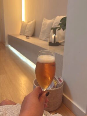 Sara Parikka Instagram - ..viikko sitten sain pysähtyä 24h sen äärelle, että meille tulee vauva 🥹 kun juhlittiin mun baby showereita 💘 mulla ei oo yhtä tiivistä kaveriporukkaa ja oon vähän arkaillut isompien juhlien pitämistä. Tuntuu, että viime vuosina oon löytänyt ympärille ne tyypit joiden kanssa on hyvä olla just sellaisena kun oon 💕🙏🏼 ja oli ihanaa kun kaikki pääsi tapaamaan toisensa! 
Maailman isoin kiitos @kuutis @saana_nilsson kun puskitte mua ja järkkäsitte kaiken. Tuun muistamaan tuon vuorokauden aina 😭💘