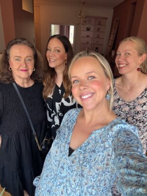 Sara Parikka Instagram - ..viikko sitten sain pysähtyä 24h sen äärelle, että meille tulee vauva 🥹 kun juhlittiin mun baby showereita 💘 mulla ei oo yhtä tiivistä kaveriporukkaa ja oon vähän arkaillut isompien juhlien pitämistä. Tuntuu, että viime vuosina oon löytänyt ympärille ne tyypit joiden kanssa on hyvä olla just sellaisena kun oon 💕🙏🏼 ja oli ihanaa kun kaikki pääsi tapaamaan toisensa! 
Maailman isoin kiitos @kuutis @saana_nilsson kun puskitte mua ja järkkäsitte kaiken. Tuun muistamaan tuon vuorokauden aina 😭💘