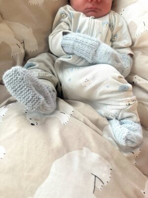 Sara Parikka Instagram - Life lately.. ☝🏼🍂🧡 vastasyntynyt vauva, innokkaat siskot, syksyn ekat viileät päivät, lohileivät ja voisilmäpullat.. takan lämmitys, lautapelejä, ihania läheisiä, kauniita viestejä, upeita kukkia ja valtaisa onni 🥹🙏🏼✨
