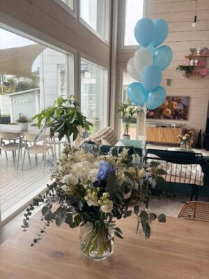 Sara Parikka Instagram - ..viikko sitten sain pysähtyä 24h sen äärelle, että meille tulee vauva 🥹 kun juhlittiin mun baby showereita 💘 mulla ei oo yhtä tiivistä kaveriporukkaa ja oon vähän arkaillut isompien juhlien pitämistä. Tuntuu, että viime vuosina oon löytänyt ympärille ne tyypit joiden kanssa on hyvä olla just sellaisena kun oon 💕🙏🏼 ja oli ihanaa kun kaikki pääsi tapaamaan toisensa! 
Maailman isoin kiitos @kuutis @saana_nilsson kun puskitte mua ja järkkäsitte kaiken. Tuun muistamaan tuon vuorokauden aina 😭💘