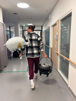 Sara Parikka Instagram - Life lately.. ☝🏼🍂🧡 vastasyntynyt vauva, innokkaat siskot, syksyn ekat viileät päivät, lohileivät ja voisilmäpullat.. takan lämmitys, lautapelejä, ihania läheisiä, kauniita viestejä, upeita kukkia ja valtaisa onni 🥹🙏🏼✨