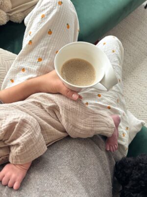 Sara Parikka Instagram - Life lately.. ☝🏼🍂🧡 vastasyntynyt vauva, innokkaat siskot, syksyn ekat viileät päivät, lohileivät ja voisilmäpullat.. takan lämmitys, lautapelejä, ihania läheisiä, kauniita viestejä, upeita kukkia ja valtaisa onni 🥹🙏🏼✨