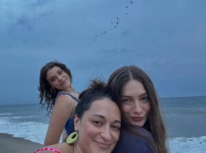 Actress Sara Tomko HD Photos and Wallpapers September 2025