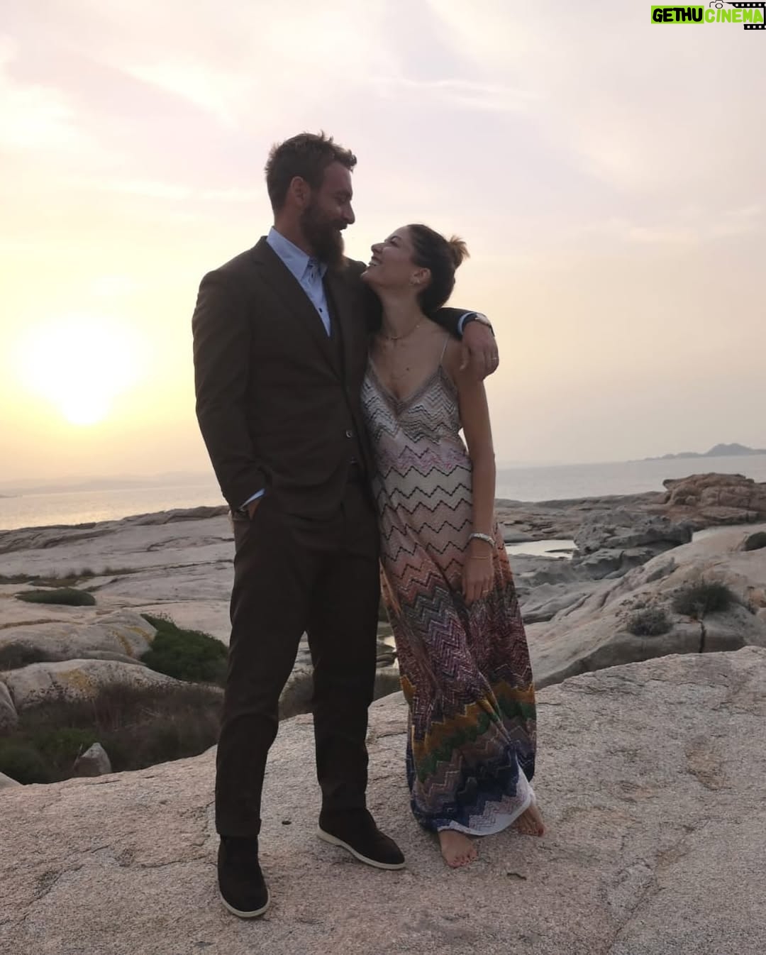 Sarah Felberbaum - 99.2K Likes - Io e te, insieme, negli anni.
Quando mi fermo a pensare che sono passati più di 15 anni, quasi non ci credo. Il tempo con te sembra fermarsi… eppure abbiamo vissuto così tanto.
Come rido con te, non rido con nessuno.
Sei il mio amore, il mio migliore amico, la mia pace nelle notti in cui ho paura.
Sei tanto scemo… ma anche tanto bono! 😛

A te, amore mio.
A noi, alla nostra fantastica famiglia, alle nostre avventure, e a tutte le nostre chiacchiere a cena.
Adoro essere la tua spalla, la tua forza… e amo che tu sia lo stesso per me.
Mai avrei pensato di trovare un amore così grande.

#giurochesmettodimettertiinimbarazzo #perchiscorrefinoallafine #sappiatecheneavevoaltre #maluinonhavoluto #tantiauguriamoremio❤️