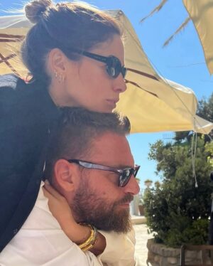 Sarah Felberbaum Instagram - Io e te, insieme, negli anni.
Quando mi fermo a pensare che sono passati più di 15 anni, quasi non ci credo. Il tempo con te sembra fermarsi… eppure abbiamo vissuto così tanto.
Come rido con te, non rido con nessuno.
Sei il mio amore, il mio migliore amico, la mia pace nelle notti in cui ho paura.
Sei tanto scemo… ma anche tanto bono! 😛

A te, amore mio.
A noi, alla nostra fantastica famiglia, alle nostre avventure, e a tutte le nostre chiacchiere a cena.
Adoro essere la tua spalla, la tua forza… e amo che tu sia lo stesso per me.
Mai avrei pensato di trovare un amore così grande.

#giurochesmettodimettertiinimbarazzo #perchiscorrefinoallafine #sappiatecheneavevoaltre #maluinonhavoluto #tantiauguriamoremio❤️