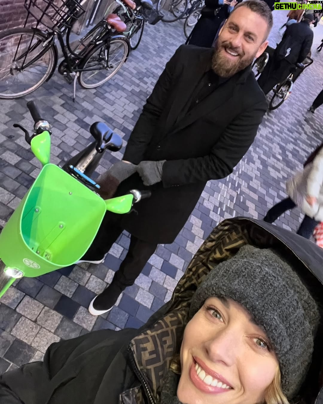 Sarah Felberbaum - 99.2K Likes - Io e te, insieme, negli anni.
Quando mi fermo a pensare che sono passati più di 15 anni, quasi non ci credo. Il tempo con te sembra fermarsi… eppure abbiamo vissuto così tanto.
Come rido con te, non rido con nessuno.
Sei il mio amore, il mio migliore amico, la mia pace nelle notti in cui ho paura.
Sei tanto scemo… ma anche tanto bono! 😛

A te, amore mio.
A noi, alla nostra fantastica famiglia, alle nostre avventure, e a tutte le nostre chiacchiere a cena.
Adoro essere la tua spalla, la tua forza… e amo che tu sia lo stesso per me.
Mai avrei pensato di trovare un amore così grande.

#giurochesmettodimettertiinimbarazzo #perchiscorrefinoallafine #sappiatecheneavevoaltre #maluinonhavoluto #tantiauguriamoremio❤️
