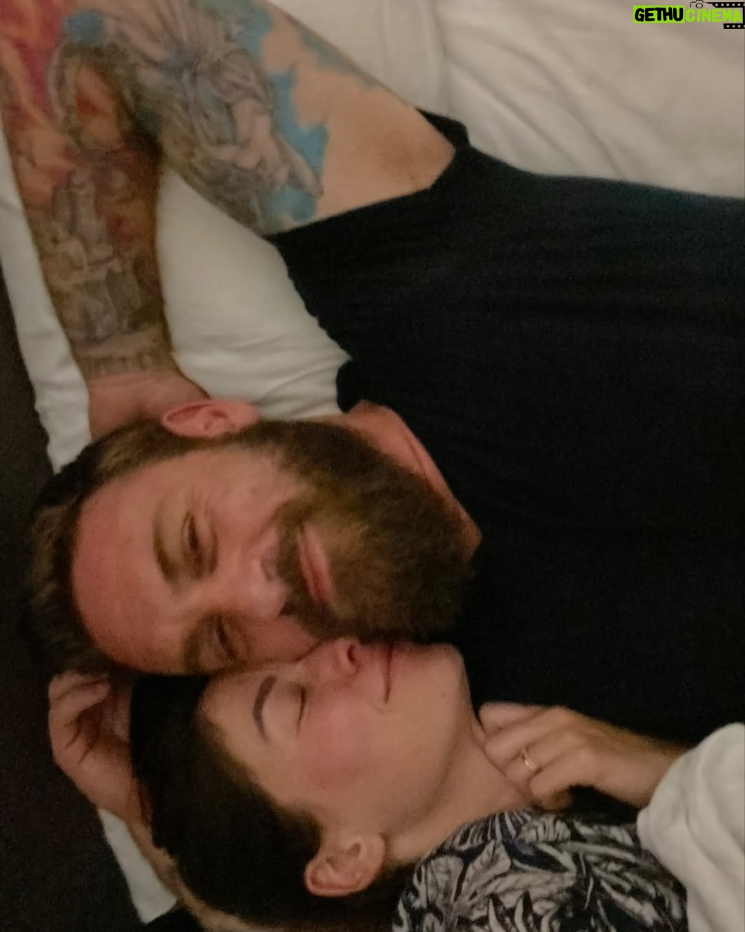 Sarah Felberbaum - 99.2K Likes - Io e te, insieme, negli anni.
Quando mi fermo a pensare che sono passati più di 15 anni, quasi non ci credo. Il tempo con te sembra fermarsi… eppure abbiamo vissuto così tanto.
Come rido con te, non rido con nessuno.
Sei il mio amore, il mio migliore amico, la mia pace nelle notti in cui ho paura.
Sei tanto scemo… ma anche tanto bono! 😛

A te, amore mio.
A noi, alla nostra fantastica famiglia, alle nostre avventure, e a tutte le nostre chiacchiere a cena.
Adoro essere la tua spalla, la tua forza… e amo che tu sia lo stesso per me.
Mai avrei pensato di trovare un amore così grande.

#giurochesmettodimettertiinimbarazzo #perchiscorrefinoallafine #sappiatecheneavevoaltre #maluinonhavoluto #tantiauguriamoremio❤️