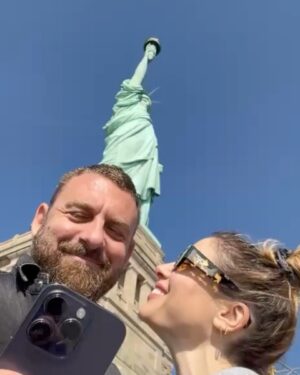 Sarah Felberbaum Instagram - Io e te, insieme, negli anni.
Quando mi fermo a pensare che sono passati più di 15 anni, quasi non ci credo. Il tempo con te sembra fermarsi… eppure abbiamo vissuto così tanto.
Come rido con te, non rido con nessuno.
Sei il mio amore, il mio migliore amico, la mia pace nelle notti in cui ho paura.
Sei tanto scemo… ma anche tanto bono! 😛

A te, amore mio.
A noi, alla nostra fantastica famiglia, alle nostre avventure, e a tutte le nostre chiacchiere a cena.
Adoro essere la tua spalla, la tua forza… e amo che tu sia lo stesso per me.
Mai avrei pensato di trovare un amore così grande.

#giurochesmettodimettertiinimbarazzo #perchiscorrefinoallafine #sappiatecheneavevoaltre #maluinonhavoluto #tantiauguriamoremio❤️