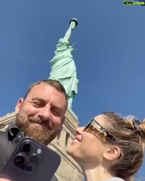Sarah Felberbaum - 99.2K Likes - Io e te, insieme, negli anni.
Quando mi fermo a pensare che sono passati più di 15 anni, quasi non ci credo. Il tempo con te sembra fermarsi… eppure abbiamo vissuto così tanto.
Come rido con te, non rido con nessuno.
Sei il mio amore, il mio migliore amico, la mia pace nelle notti in cui ho paura.
Sei tanto scemo… ma anche tanto bono! 😛

A te, amore mio.
A noi, alla nostra fantastica famiglia, alle nostre avventure, e a tutte le nostre chiacchiere a cena.
Adoro essere la tua spalla, la tua forza… e amo che tu sia lo stesso per me.
Mai avrei pensato di trovare un amore così grande.

#giurochesmettodimettertiinimbarazzo #perchiscorrefinoallafine #sappiatecheneavevoaltre #maluinonhavoluto #tantiauguriamoremio❤️