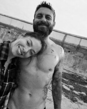 Sarah Felberbaum Instagram - Io e te, insieme, negli anni.
Quando mi fermo a pensare che sono passati più di 15 anni, quasi non ci credo. Il tempo con te sembra fermarsi… eppure abbiamo vissuto così tanto.
Come rido con te, non rido con nessuno.
Sei il mio amore, il mio migliore amico, la mia pace nelle notti in cui ho paura.
Sei tanto scemo… ma anche tanto bono! 😛

A te, amore mio.
A noi, alla nostra fantastica famiglia, alle nostre avventure, e a tutte le nostre chiacchiere a cena.
Adoro essere la tua spalla, la tua forza… e amo che tu sia lo stesso per me.
Mai avrei pensato di trovare un amore così grande.

#giurochesmettodimettertiinimbarazzo #perchiscorrefinoallafine #sappiatecheneavevoaltre #maluinonhavoluto #tantiauguriamoremio❤️