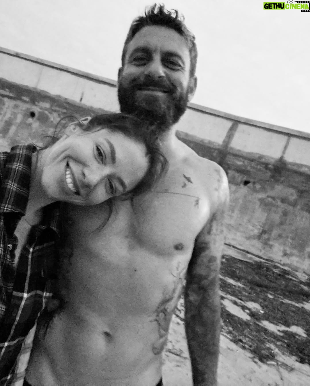 Sarah Felberbaum - 99.2K Likes - Io e te, insieme, negli anni.
Quando mi fermo a pensare che sono passati più di 15 anni, quasi non ci credo. Il tempo con te sembra fermarsi… eppure abbiamo vissuto così tanto.
Come rido con te, non rido con nessuno.
Sei il mio amore, il mio migliore amico, la mia pace nelle notti in cui ho paura.
Sei tanto scemo… ma anche tanto bono! 😛

A te, amore mio.
A noi, alla nostra fantastica famiglia, alle nostre avventure, e a tutte le nostre chiacchiere a cena.
Adoro essere la tua spalla, la tua forza… e amo che tu sia lo stesso per me.
Mai avrei pensato di trovare un amore così grande.

#giurochesmettodimettertiinimbarazzo #perchiscorrefinoallafine #sappiatecheneavevoaltre #maluinonhavoluto #tantiauguriamoremio❤️
