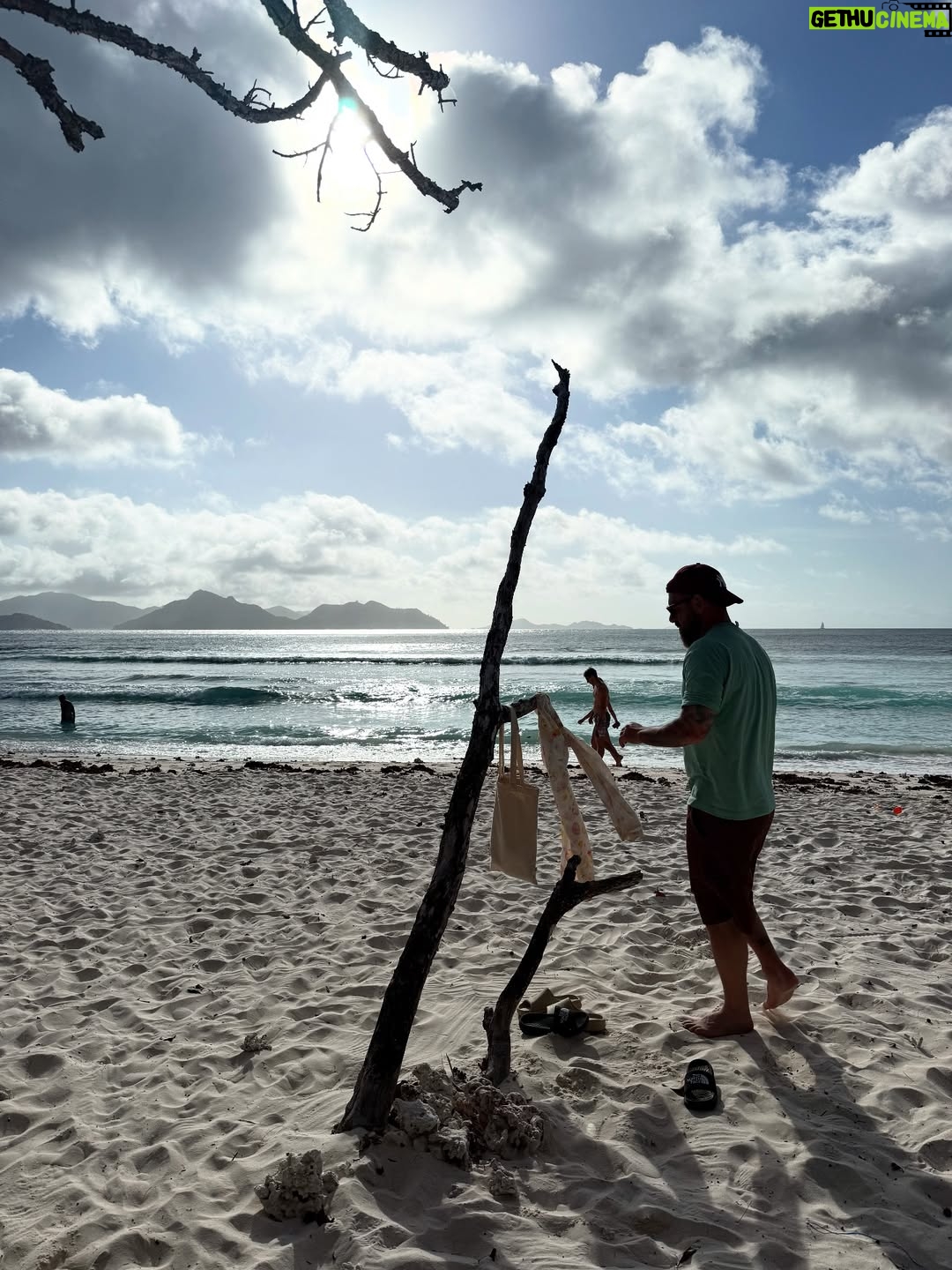 Sarah Felberbaum - 63.7K Likes - In questa vacanza abbiamo riso, mangiato cose nuove, pianto, parlato tanto.. 
Abbiamo conosciuto persone nuove, ascoltato storie con umiltà e curiosità, scoperto nuove realtà. 
Abbiamo spaccato cocchi, ci siamo persi nella foresta, preso un sacco di aerei…
Ci siamo stancati, riposati e mai annoiati. 
Abbiamo progettato i prossimi desideri ma sopratutto abbiamo detto: ma quanto è bello stare noi 5 insieme?! 
Vi amo Daniele, Gaia, Olivia e Noah. 
Siete i miei compagni di viaggio preferiti.
