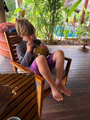 Sarah Felberbaum Instagram - In questa vacanza abbiamo riso, mangiato cose nuove, pianto, parlato tanto.. 
Abbiamo conosciuto persone nuove, ascoltato storie con umiltà e curiosità, scoperto nuove realtà. 
Abbiamo spaccato cocchi, ci siamo persi nella foresta, preso un sacco di aerei…
Ci siamo stancati, riposati e mai annoiati. 
Abbiamo progettato i prossimi desideri ma sopratutto abbiamo detto: ma quanto è bello stare noi 5 insieme?! 
Vi amo Daniele, Gaia, Olivia e Noah. 
Siete i miei compagni di viaggio preferiti.