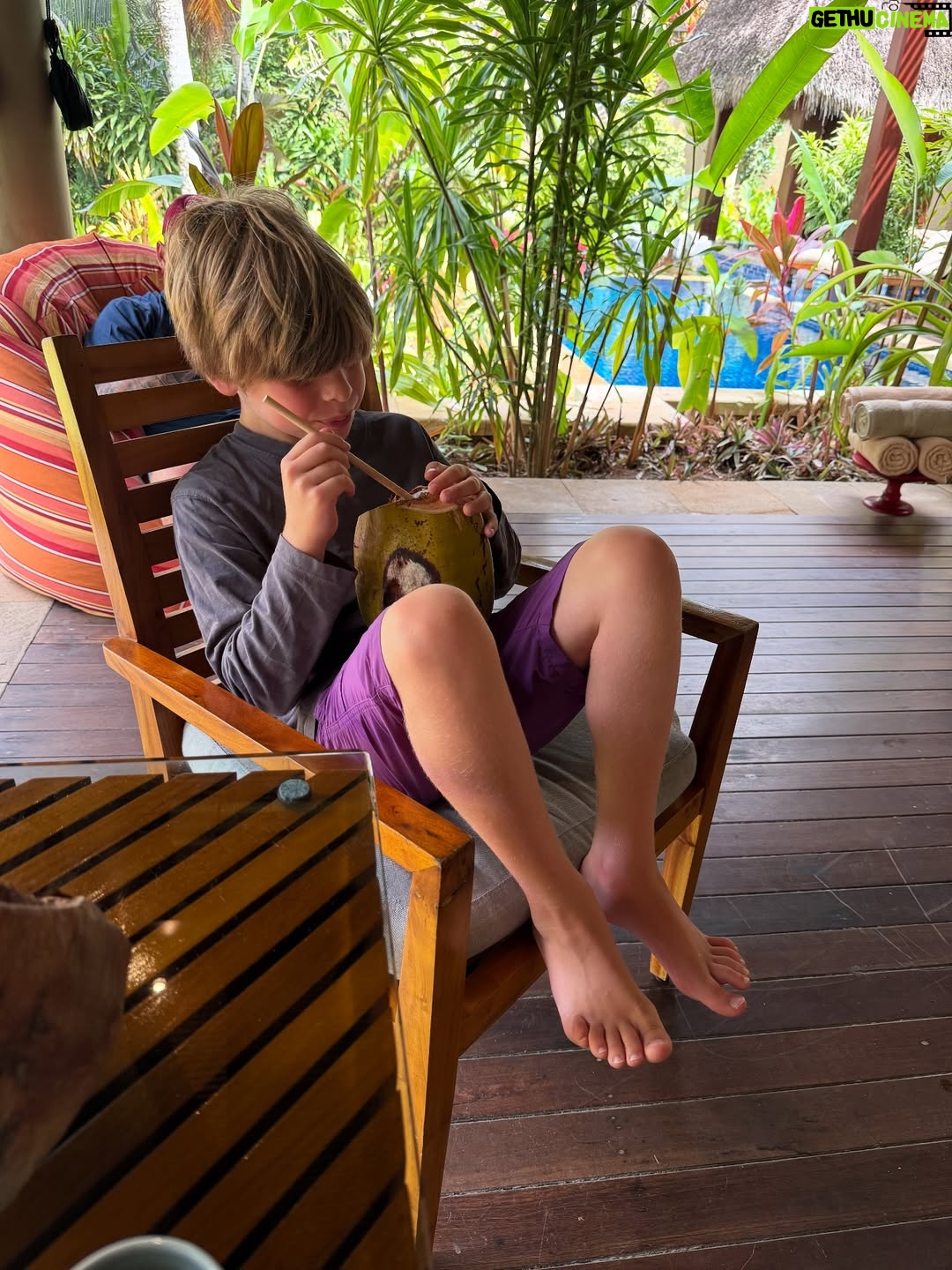 Sarah Felberbaum - 63.7K Likes - In questa vacanza abbiamo riso, mangiato cose nuove, pianto, parlato tanto.. 
Abbiamo conosciuto persone nuove, ascoltato storie con umiltà e curiosità, scoperto nuove realtà. 
Abbiamo spaccato cocchi, ci siamo persi nella foresta, preso un sacco di aerei…
Ci siamo stancati, riposati e mai annoiati. 
Abbiamo progettato i prossimi desideri ma sopratutto abbiamo detto: ma quanto è bello stare noi 5 insieme?! 
Vi amo Daniele, Gaia, Olivia e Noah. 
Siete i miei compagni di viaggio preferiti.