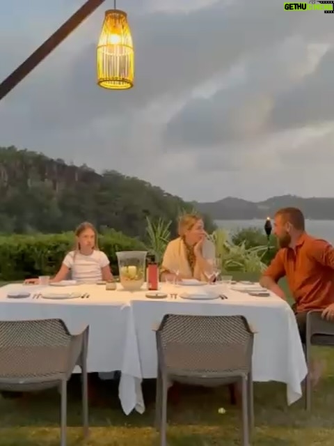 Sarah Felberbaum - 63.7K Likes - In questa vacanza abbiamo riso, mangiato cose nuove, pianto, parlato tanto.. 
Abbiamo conosciuto persone nuove, ascoltato storie con umiltà e curiosità, scoperto nuove realtà. 
Abbiamo spaccato cocchi, ci siamo persi nella foresta, preso un sacco di aerei…
Ci siamo stancati, riposati e mai annoiati. 
Abbiamo progettato i prossimi desideri ma sopratutto abbiamo detto: ma quanto è bello stare noi 5 insieme?! 
Vi amo Daniele, Gaia, Olivia e Noah. 
Siete i miei compagni di viaggio preferiti.